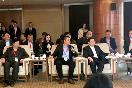 澳门尼威斯人董事长郑两斌（前排中）在会议现场发言中