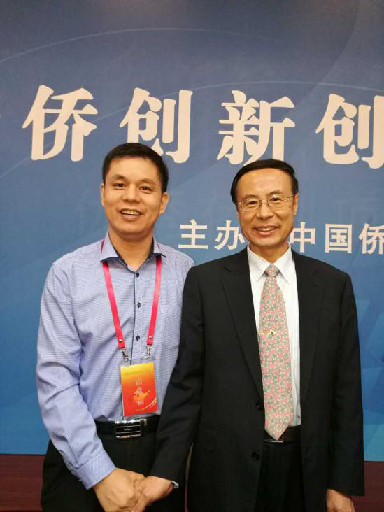 澳门尼威斯人董事长郑两斌（左）与中国侨联党组书记、主席万立骏（右）