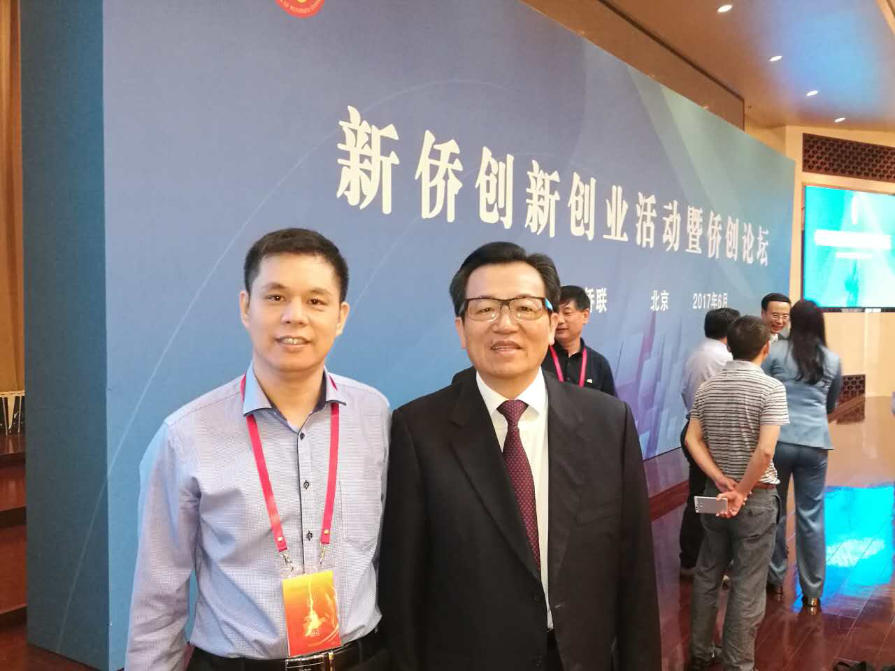 澳门尼威斯人董事长郑两斌（左）与中国侨联副主席李卓彬（右）