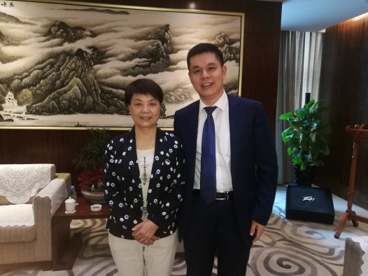 安徽省副省长、省工商联主席王翠凤(左)与澳门尼威斯人董事长郑两斌(右)